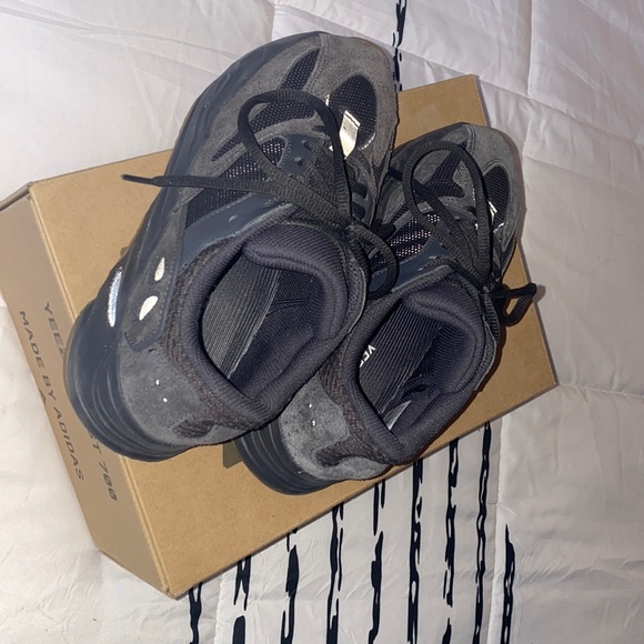 6.5 Yeezy 700’s - Picture 5 of 6